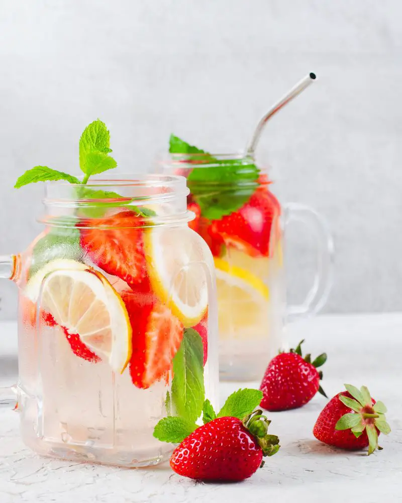 Strawberry lemon detox