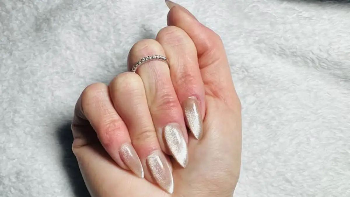 Nude Cat Eye Nails