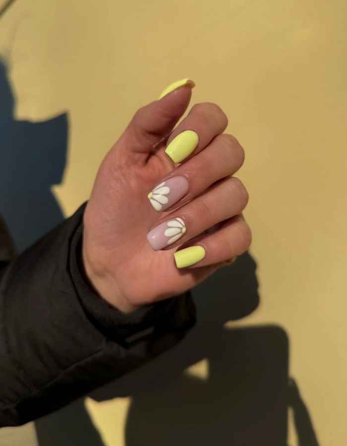 flowers on the fingernails