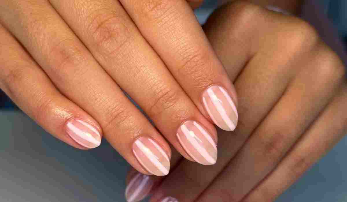 Summer stripe nails