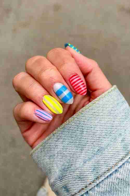 Summer stripe nails
